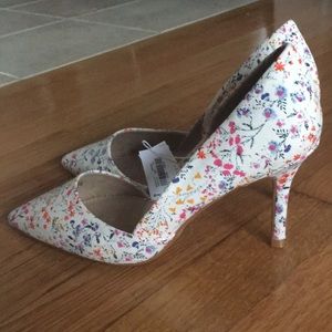NWT floral pumps